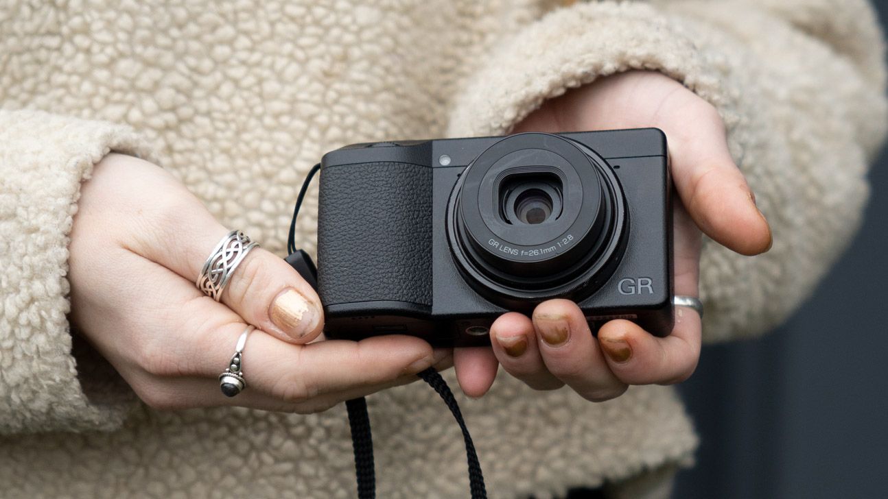 Ricoh GR IVx với ống kính 40mm mới: cú hích cho máy ảnh compact cao cấp