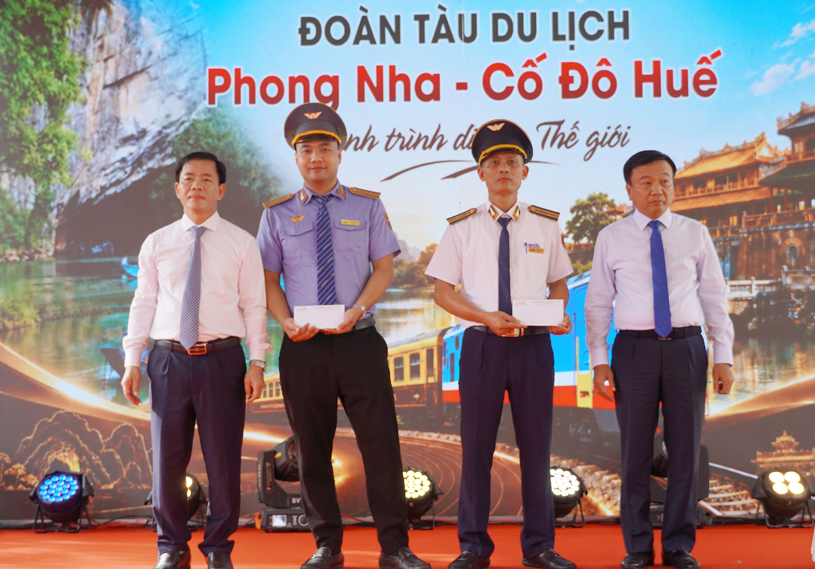 Tàu du lịch Phong Nha Huế: Lựa chọn mới cho du khách ngân sách