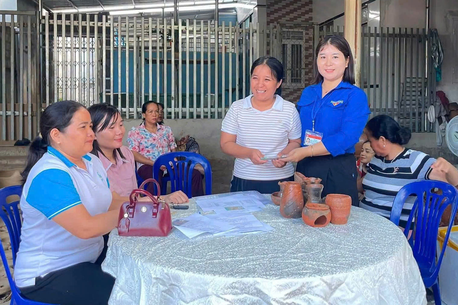 Thế hệ trẻ Bắc Ninh đưa gốm truyền thống lên sàn thương mại số