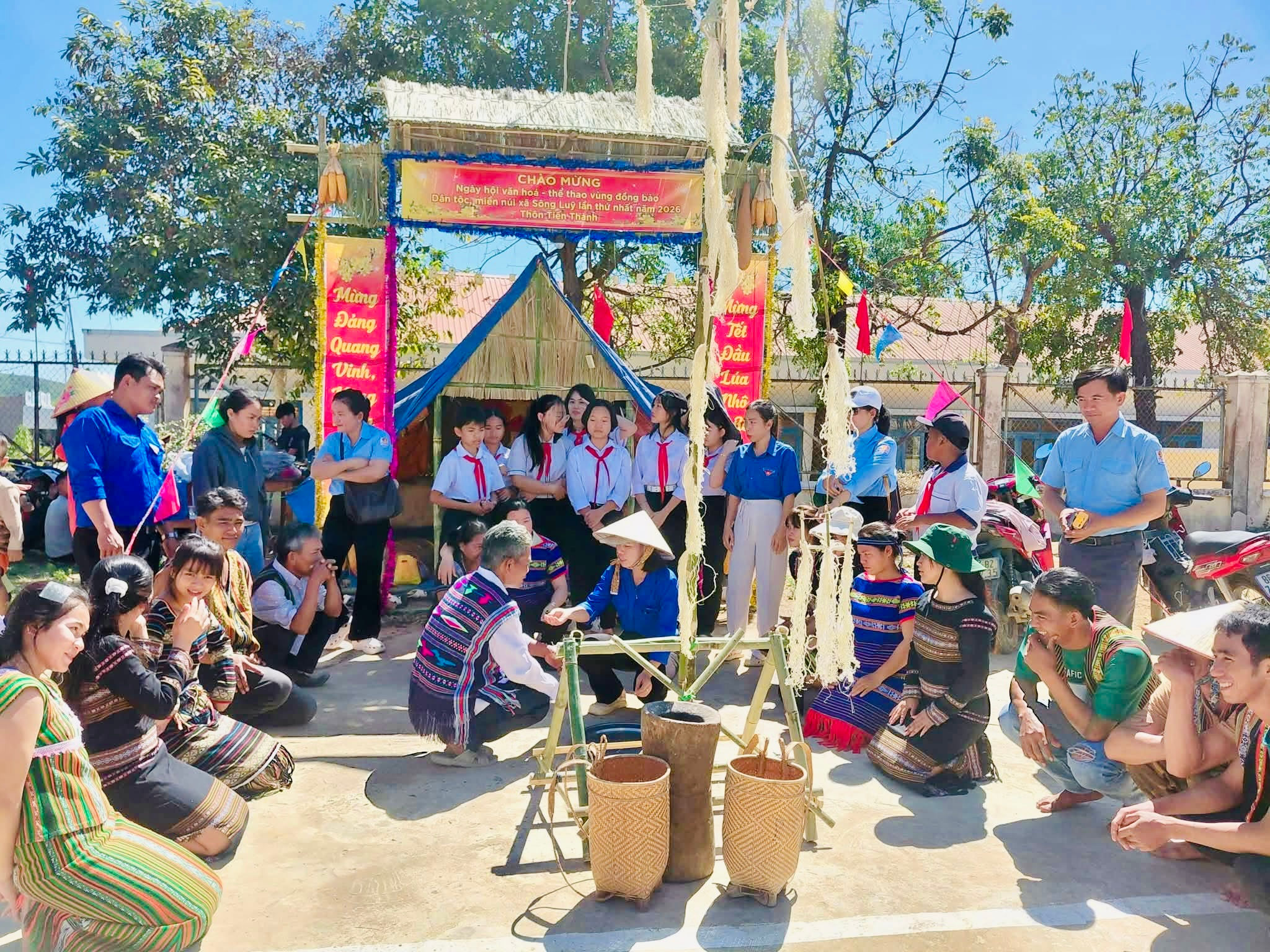 Thế hệ trẻ Bắc Ninh đưa gốm truyền thống lên sàn thương mại số