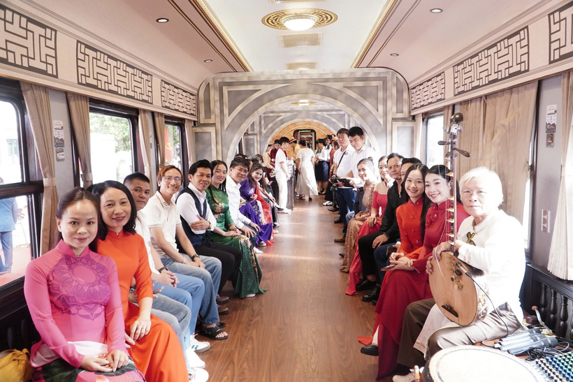 Tàu du lịch Phong Nha Huế: Lựa chọn mới cho du khách ngân sách