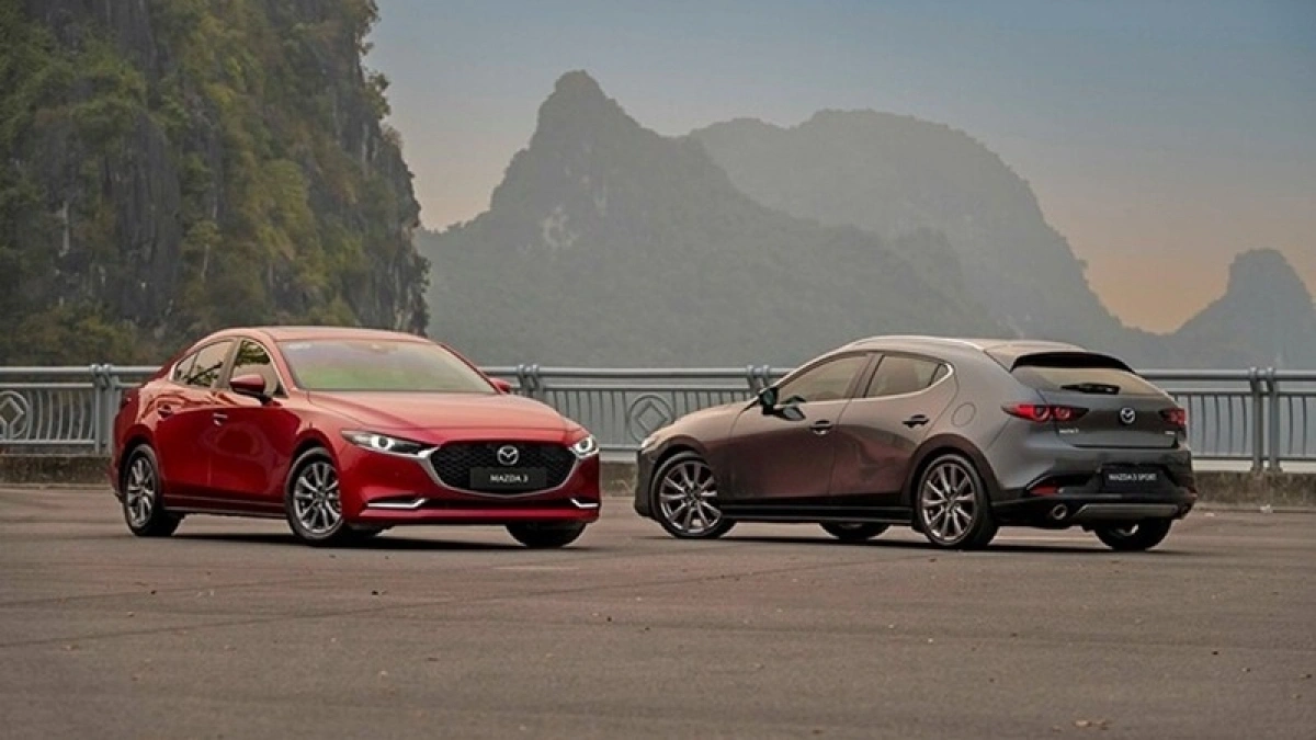 Mazda3 sedan và hatchback: Giá lăn bánh và so sánh động cơ với Honda Civic