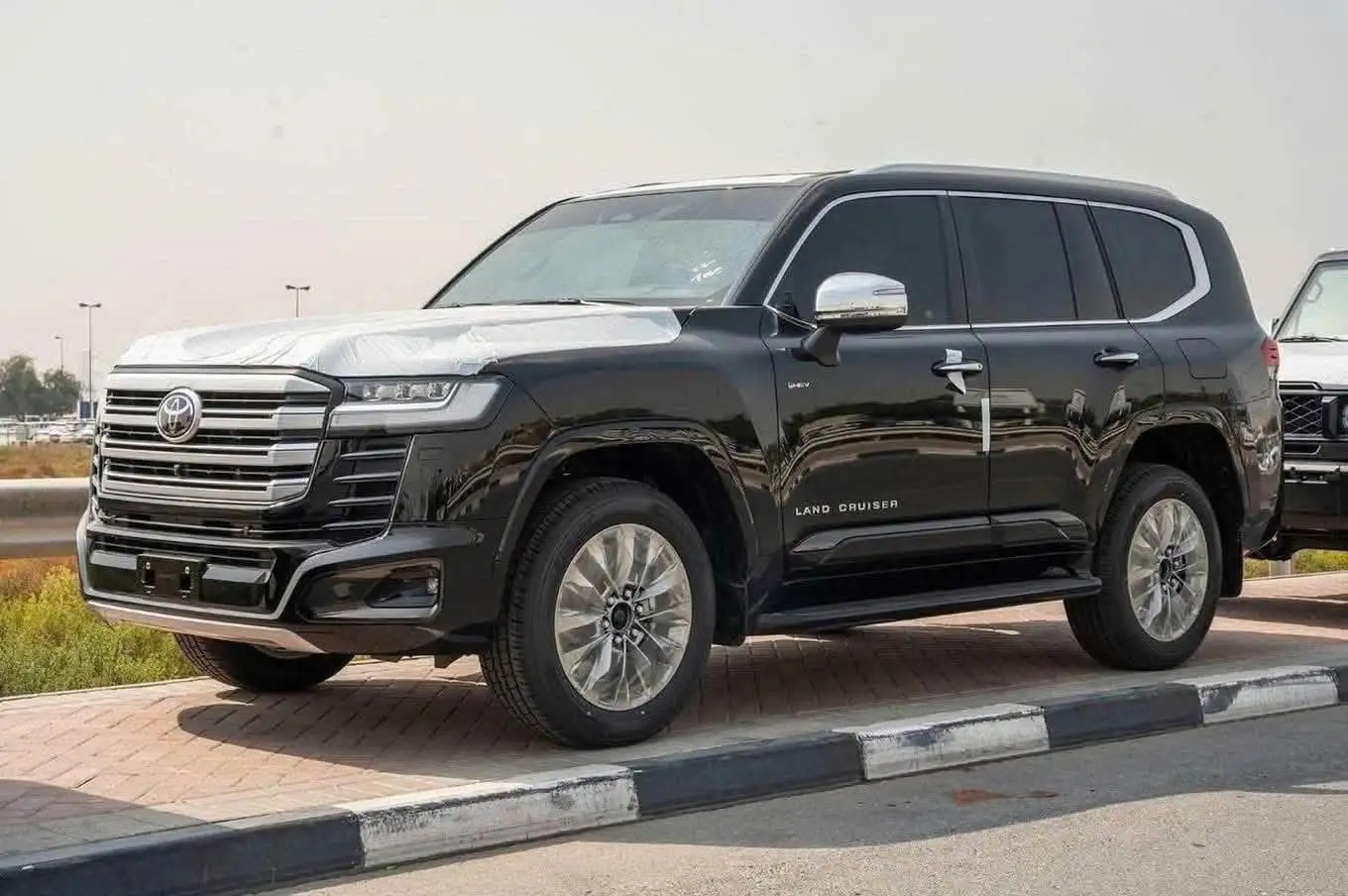 Toyota Land Cruiser Hybrid chênh giá gần 1 tỷ: Có đáng liều?