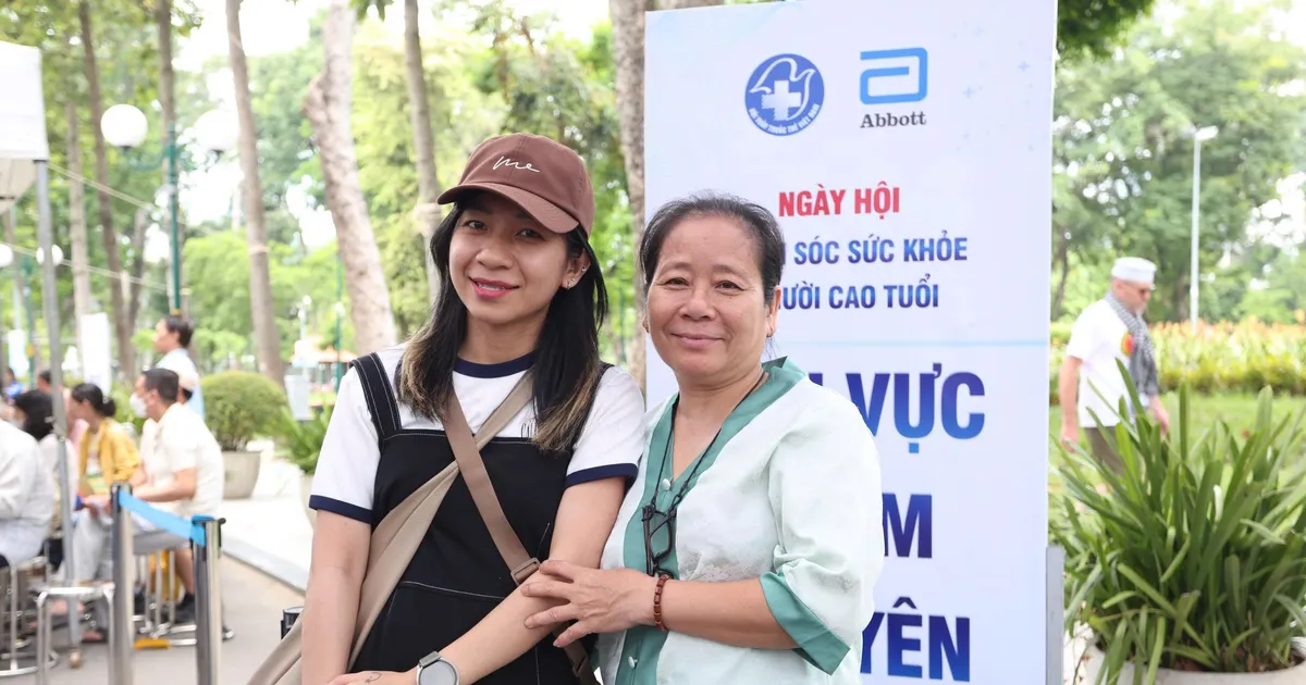 Báo hiếu cha mẹ qua chăm sóc sức khỏe hằng ngày