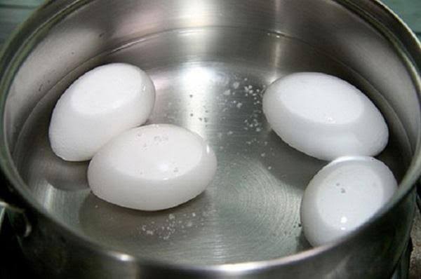 Luộc trứng hoàn hảo: chuẩn nhiệt độ nước và thời gian