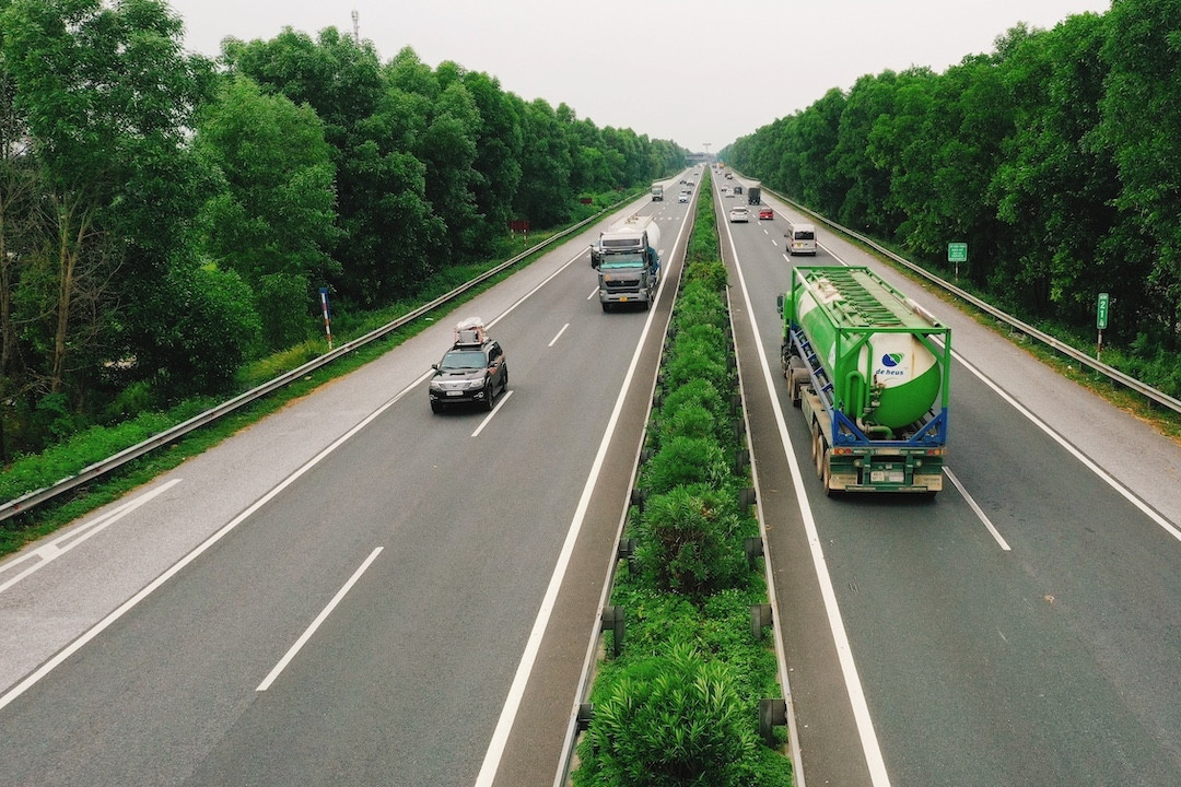 Cách giữ khoảng cách an toàn trên cao tốc để không bị phạt và tránh tai nạn