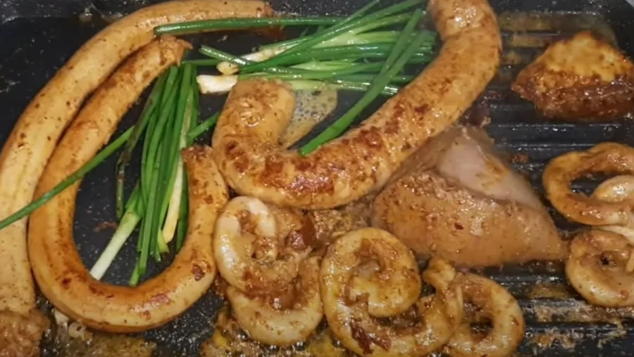 Lòng lợn từ quầy vỉa hè đến hiện tượng chợ phố