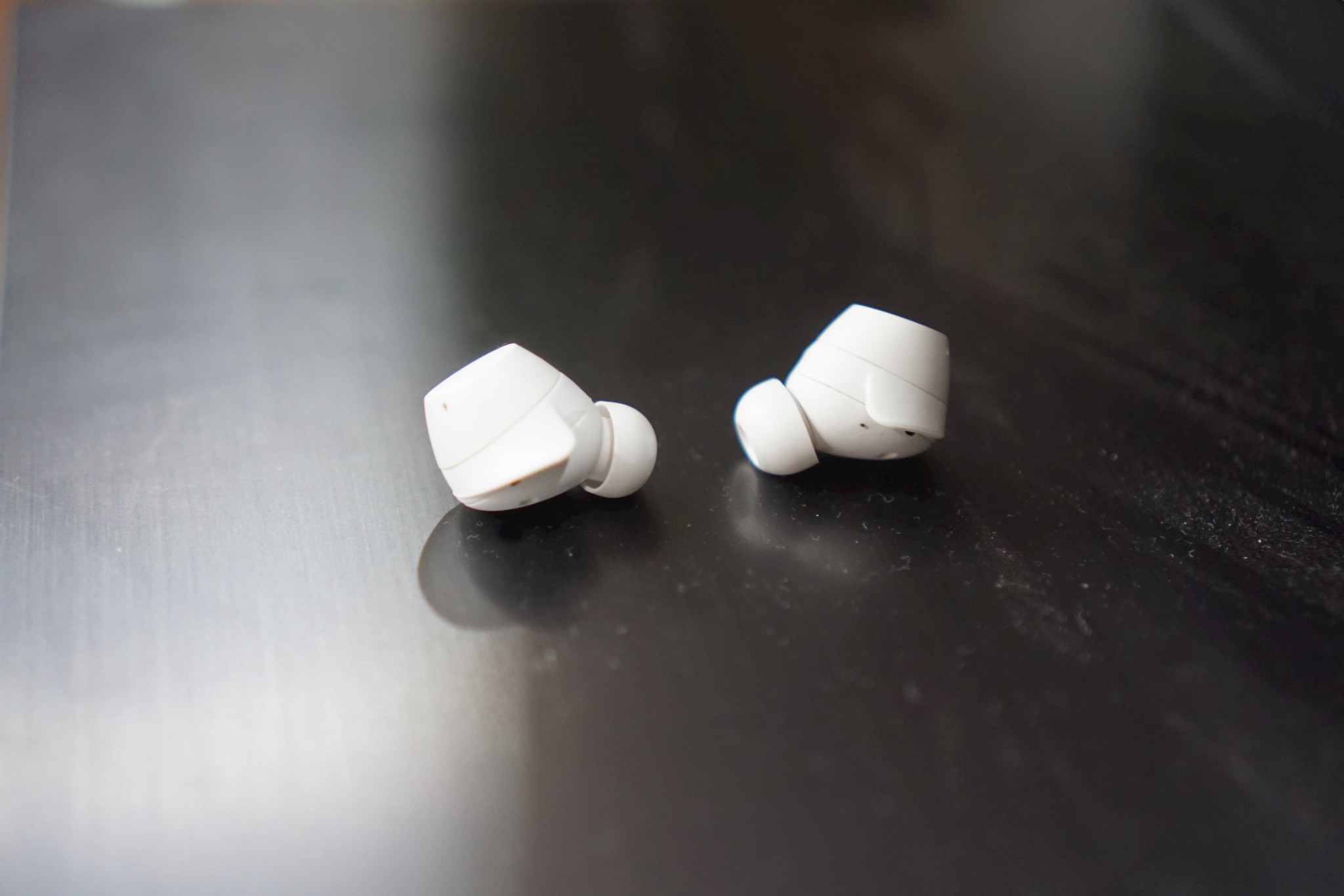 LG XBoom Buds Plus: bass sôi động, đeo êm nhưng chống ồn chưa xuất sắc