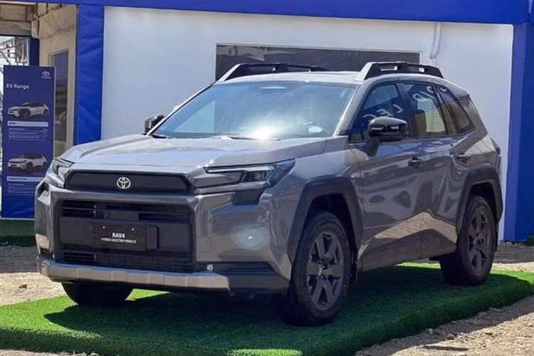 Land Cruiser Hybrid bị đẩy giá gần 1 tỷ đồng: ai hưởng lợi?