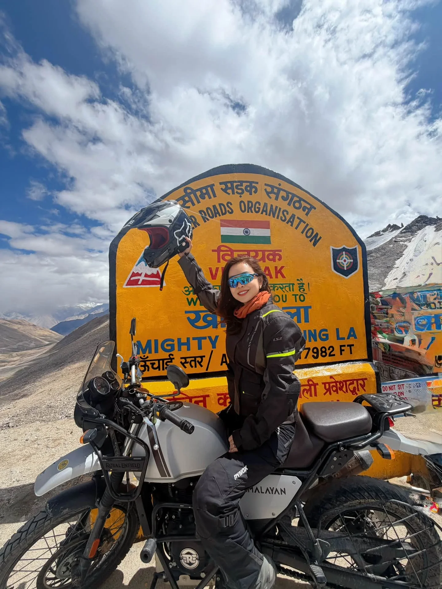 Từ sân khấu đến đèo cao 5.600m: hành trình Himalaya của Jennifer Phạm