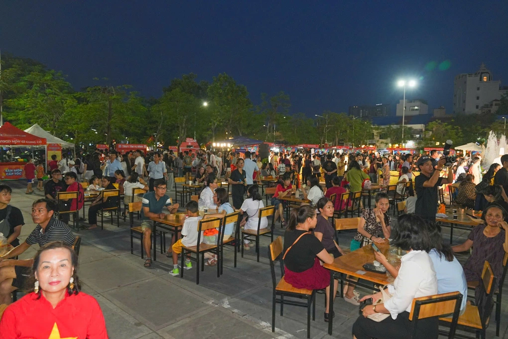 Phố đi bộ ẩm thực đêm Hải Phòng: Không gian mới cho tiểu thương và bản sắc đất Cảng
