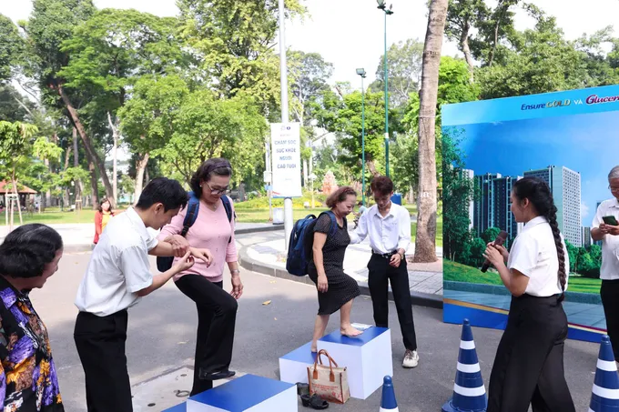Báo hiếu cha mẹ qua chăm sóc sức khỏe mùa Vu Lan