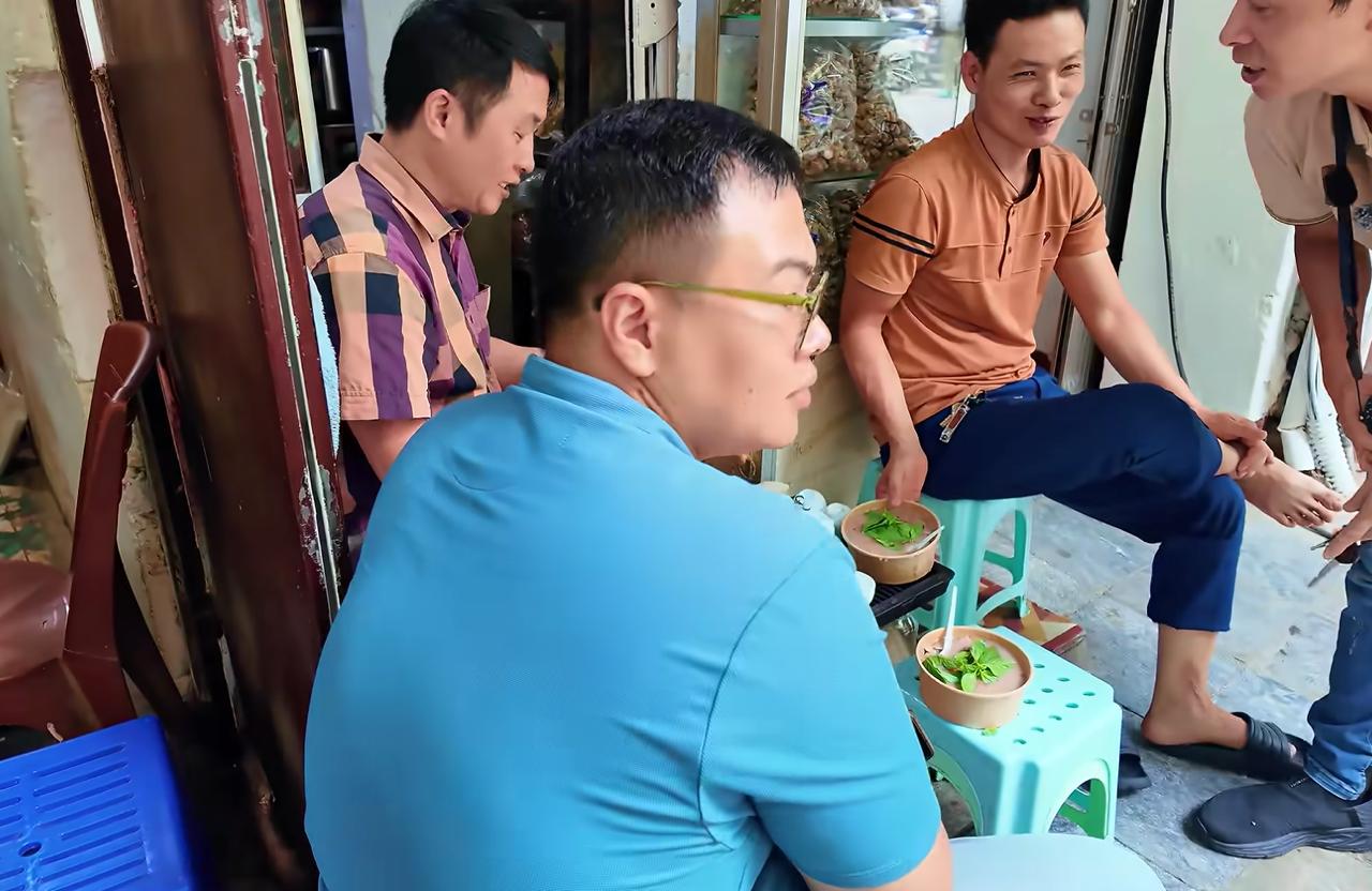 Từ xe máy điện đến ngõ nhỏ: Hà Nội giữ hồn bán hàng rong