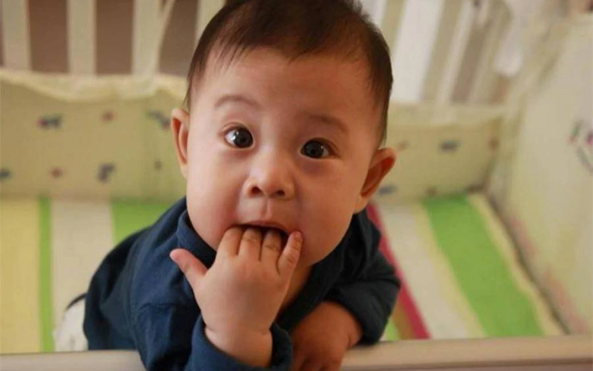 Thói quen mút tay và quấn mẹ: lỗi ở cách cha mẹ nuôi dạy
