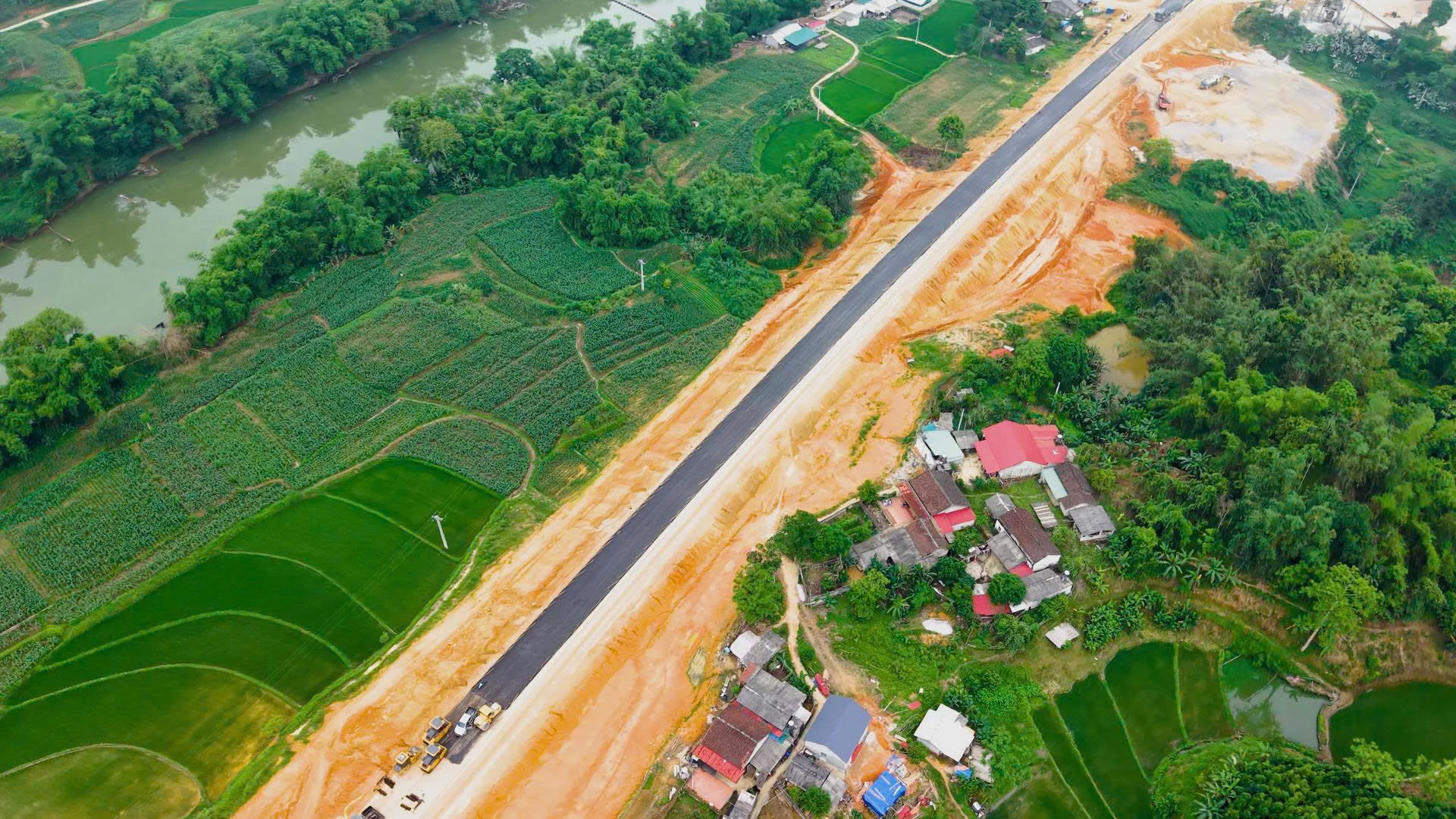 Giải phóng mặt bằng và thiếu vật liệu: nút thắt của dự án hạ tầng