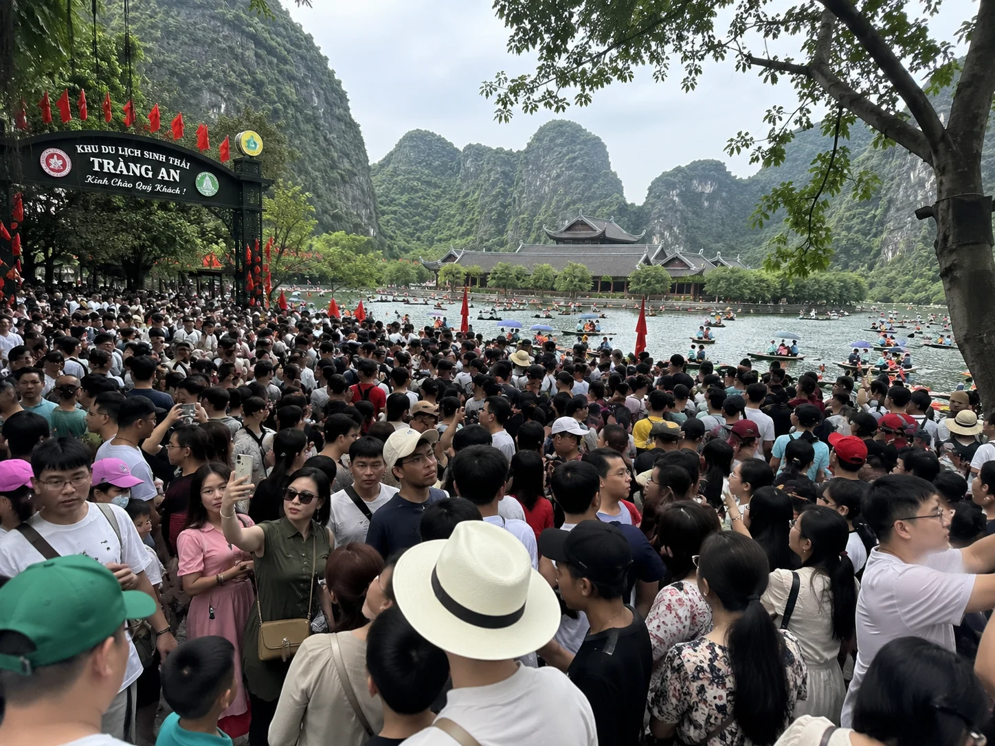 Du lịch lễ 2/9 bùng nổ: Đi đâu, đặt tour thế nào để không biến kỳ nghỉ thành cuộc đua chen chúc