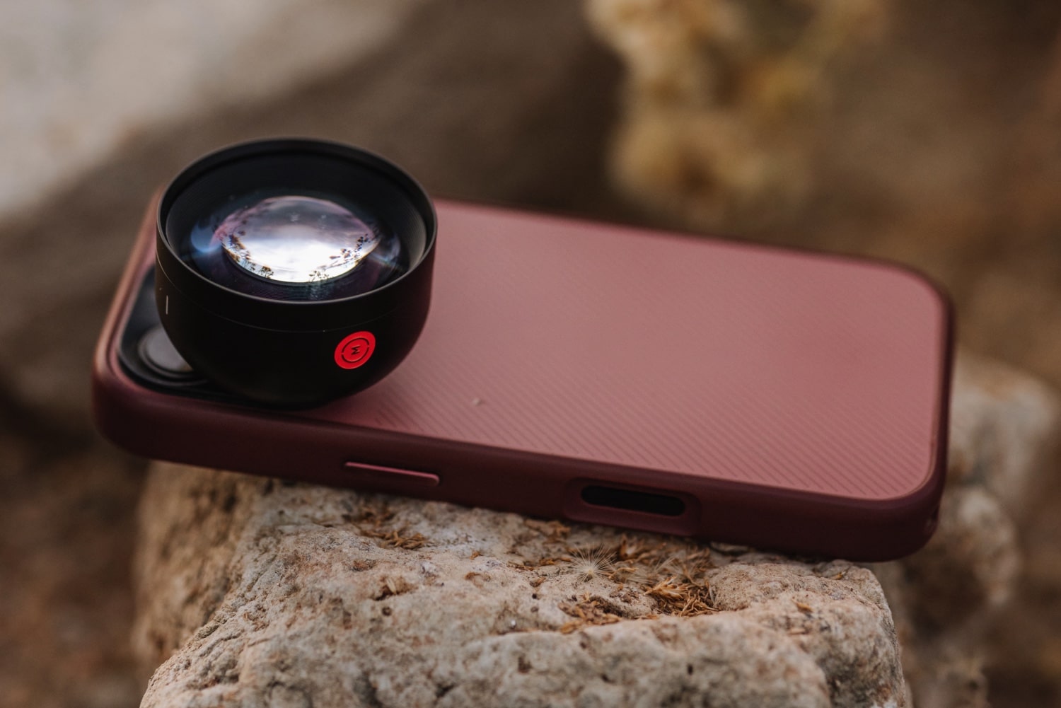 Ống Kính Gắn Ngoài Cho Smartphone: ShiftCam vs Moment
