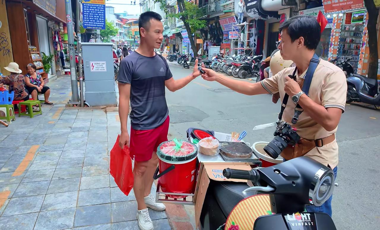 Từ xe máy điện đến ngõ nhỏ: Hà Nội giữ hồn bán hàng rong