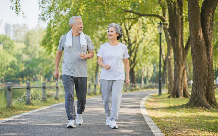 Ngồi lâu cả ngày rồi tập tối có đủ không?