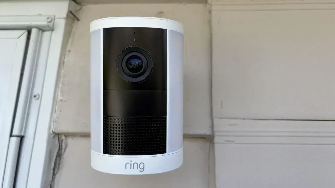 Camera giám sát ngoài trời giá rẻ: Ring Spotlight 2K, Tapo C645D và Wyze Indoor Cam Pan