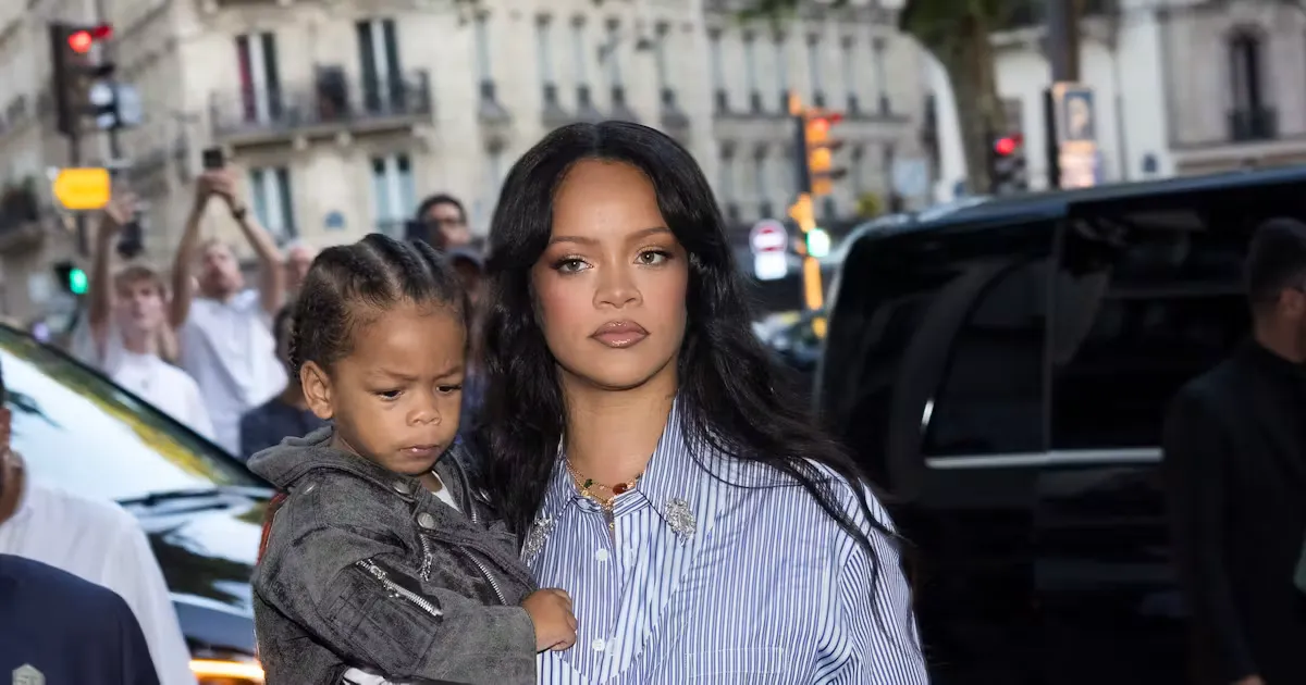Rihanna Định Nghĩa Lại Phong Cách Mẹ Hiện Đại Với Y2K Và Hybrid Denim
