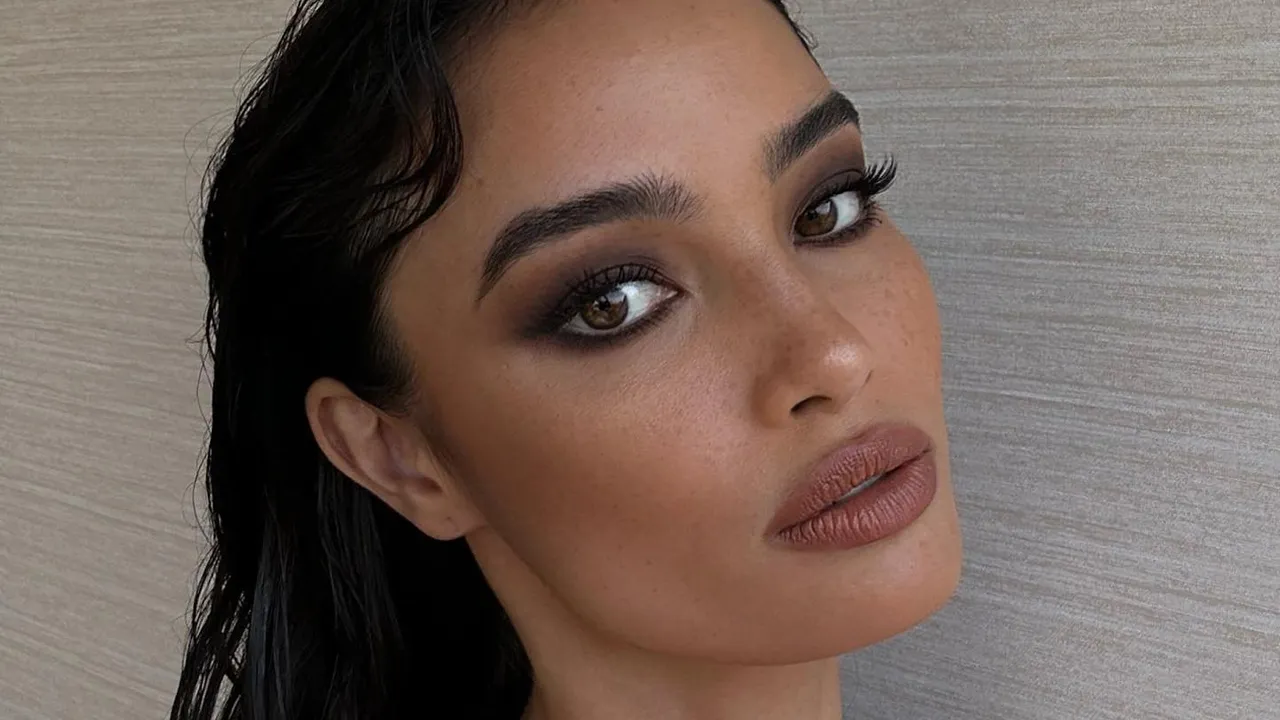 Xu hướng trang điểm mắt thu: Suede eyeshadow, feathery brows và barely-there mascara