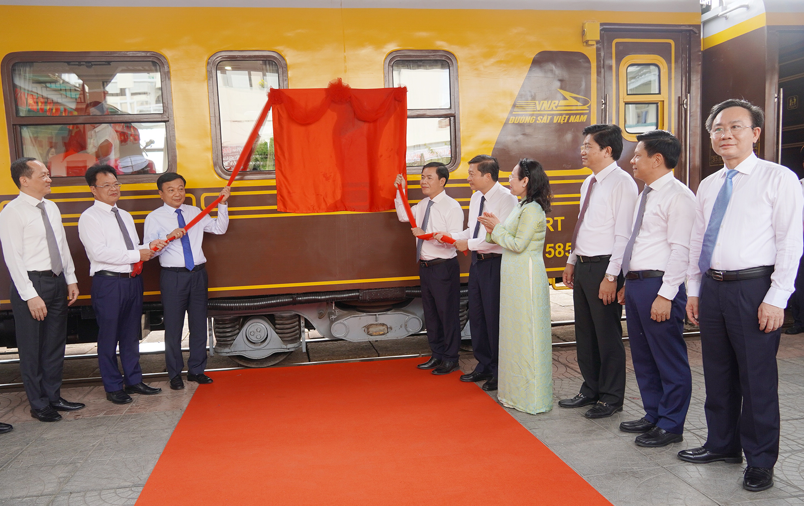 Tàu du lịch Phong Nha Huế: Lựa chọn mới cho du khách ngân sách