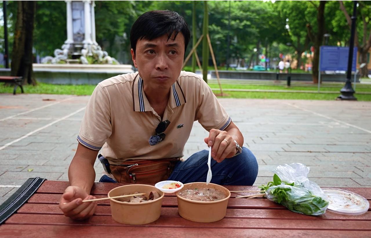 Từ xe máy điện đến ngõ nhỏ: Hà Nội giữ hồn bán hàng rong