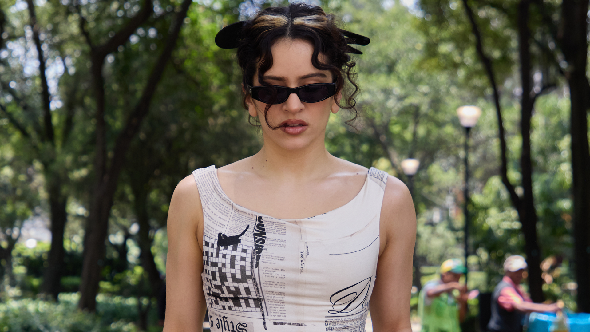 Từ Rosalía đến Zoë Kravitz: Khi phong cách Carrie Bradshaw trở nên dễ mặc