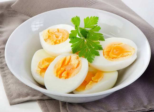 Luộc trứng hoàn hảo: chuẩn nhiệt độ nước và thời gian