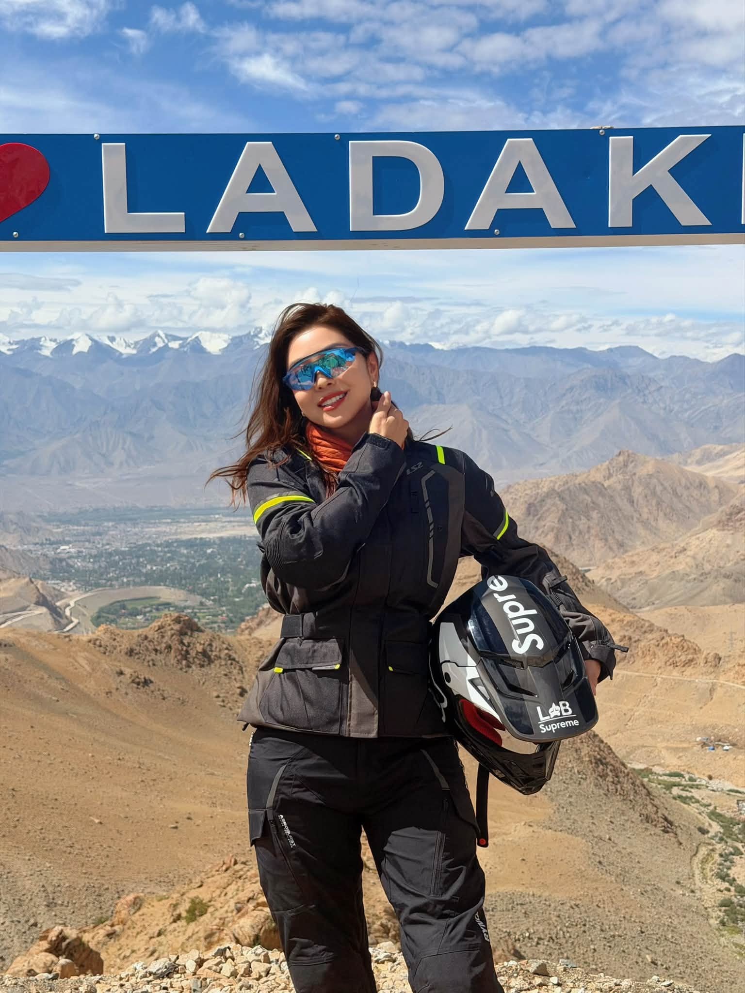 Từ sân khấu đến đèo cao 5.600m: hành trình Himalaya của Jennifer Phạm