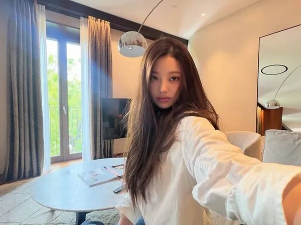 Từ Song Hye Kyo đến Jisoo: sang trọng bắt đầu từ những món đồ tối giản