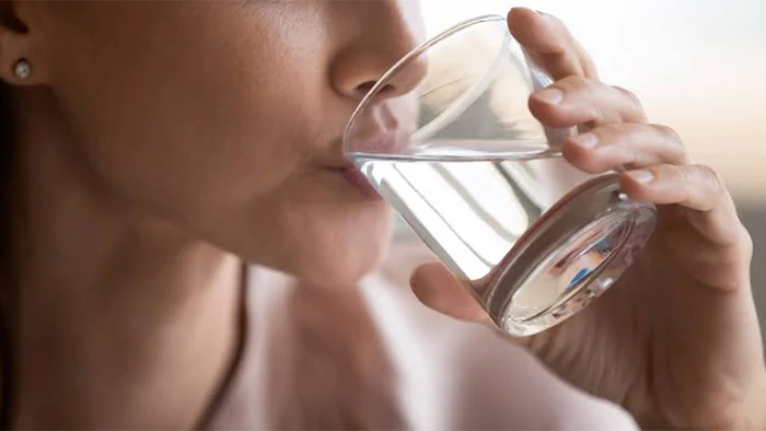 Người cao tuổi dễ thiếu nước mà không biết: 4 dấu hiệu cần chú ý