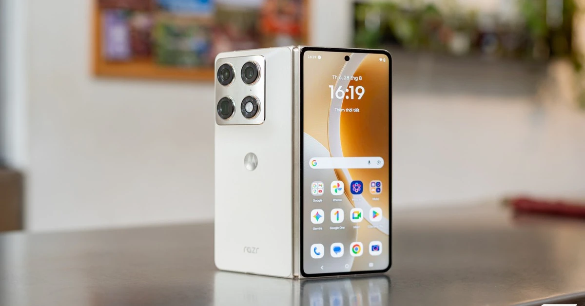 Motorola Razr Fold tại Việt Nam: kẻ đến sau có đáng nâng cấp?