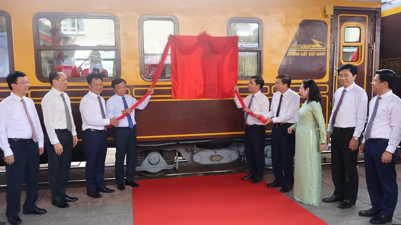 Những trải nghiệm độc đáo trên tàu du lịch Phong Nha - Huế