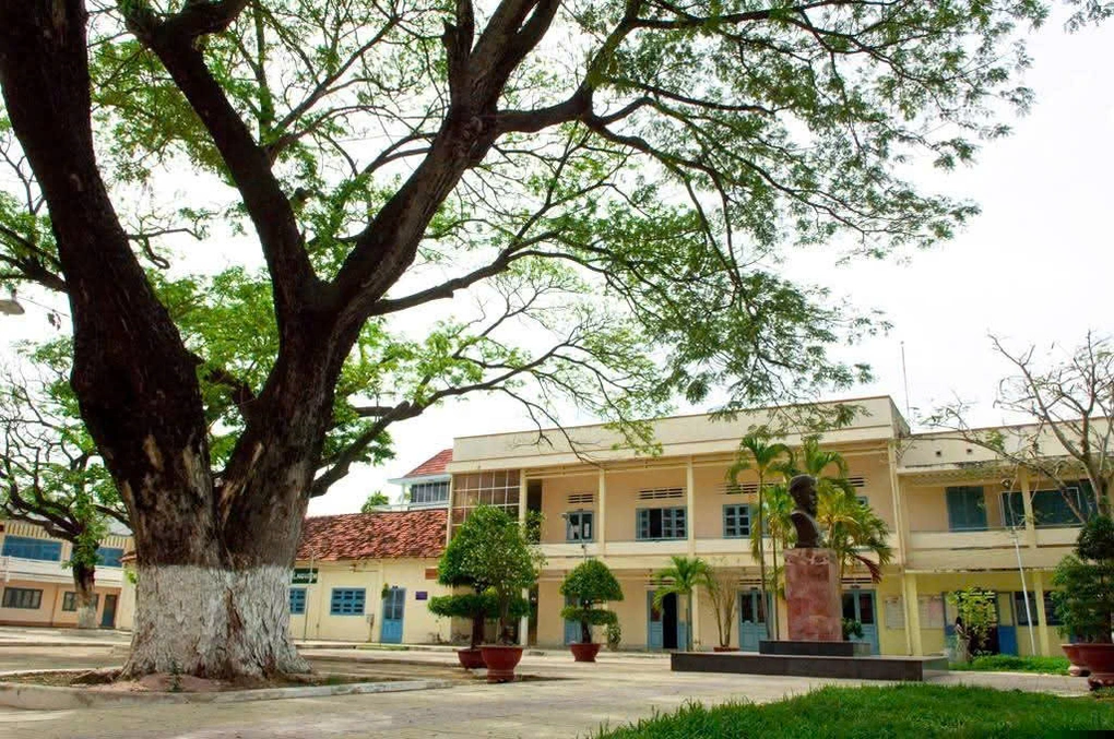 Từ quyết định hủy tuyển sinh đến quyền lợi phụ huynh
