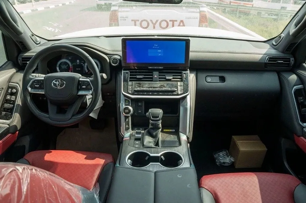 Land Cruiser Hybrid chênh giá 900 triệu: Có nên lao vào mua sớm?