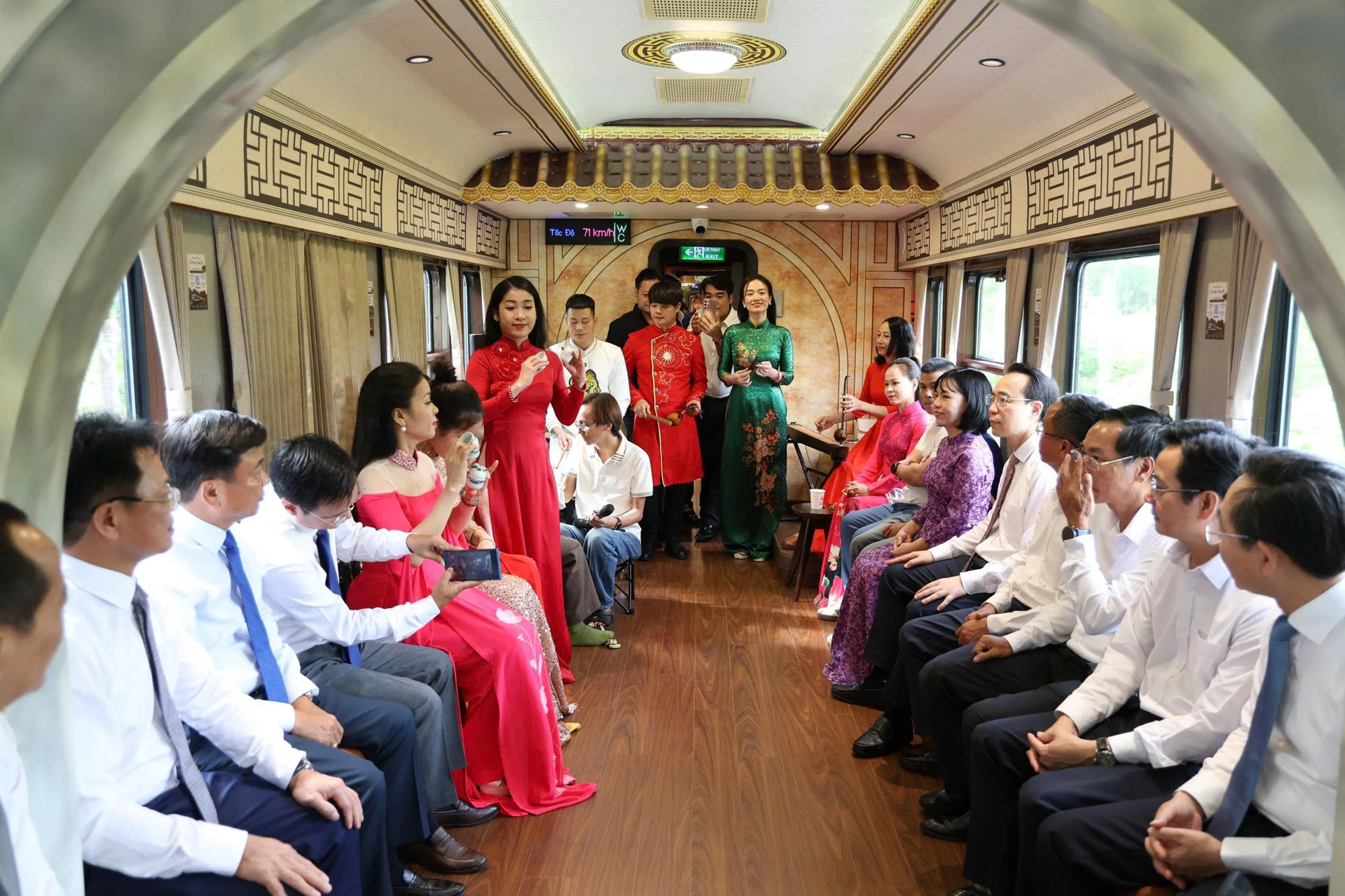 Tàu di sản Huế - Phong Nha: hành trình 4K giá phải chăng
