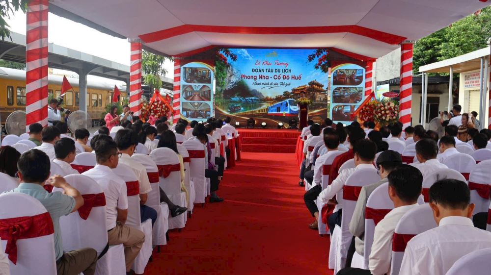 Tàu du lịch di sản Phong Nha – Huế: 190km kết nối di sản thế giới