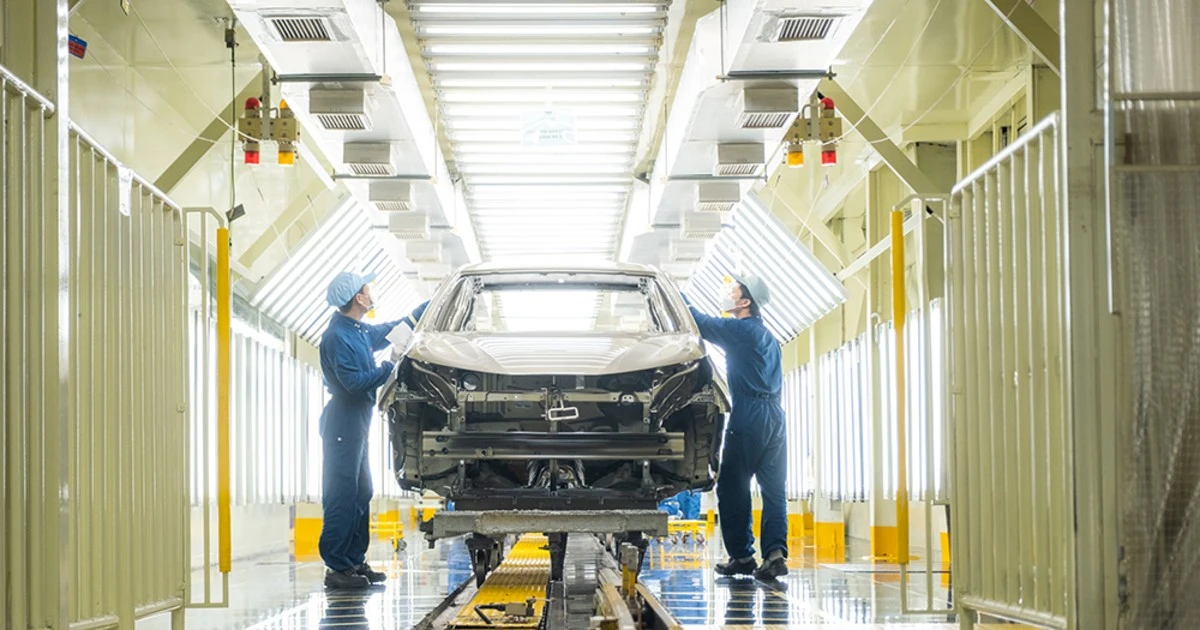 Toyota sản xuất xe hybrid trong nước: Lợi cho ai?