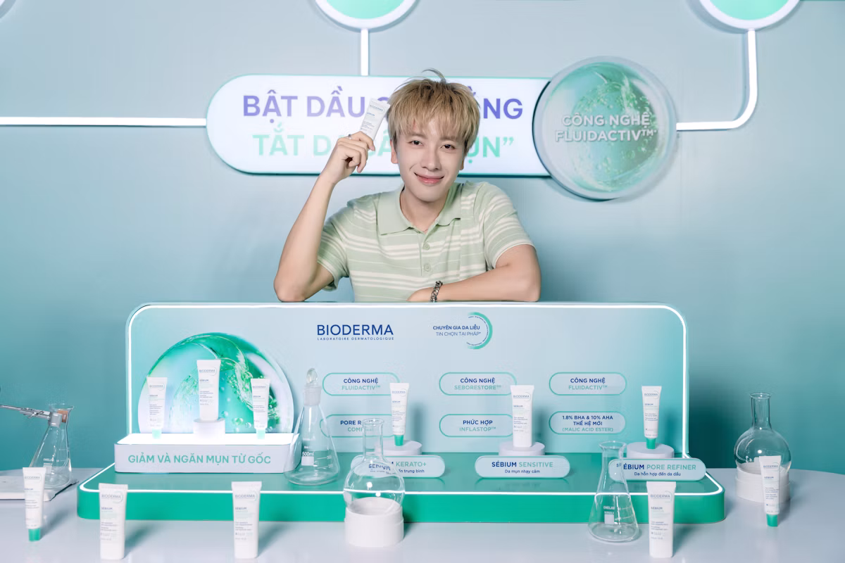 Quy trình chăm sóc da dầu mụn với gel chấm mụn và dưỡng ẩm cân bằng