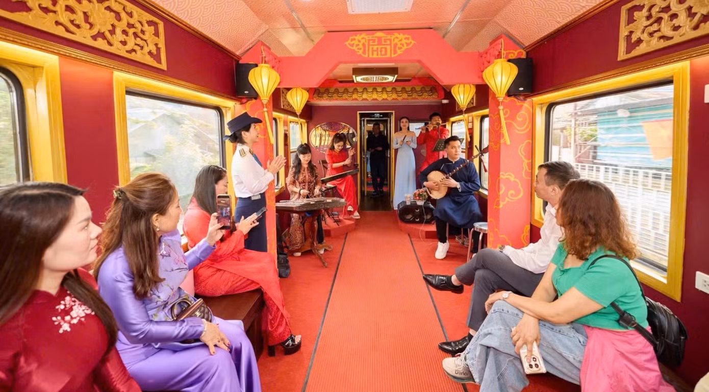 Những trải nghiệm độc đáo trên tàu du lịch Phong Nha - Huế