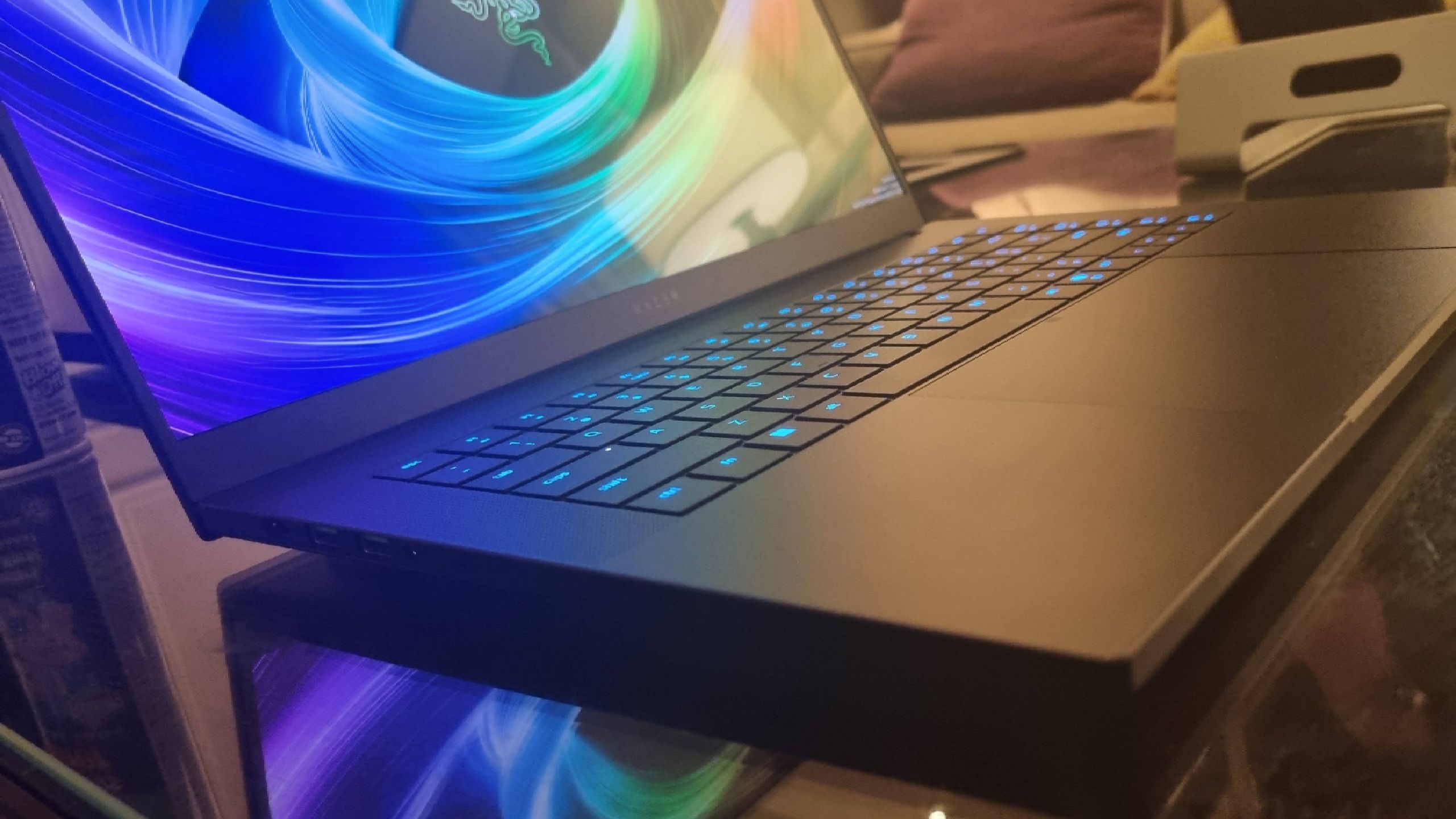 Razer Blade 18 RTX 5090 giảm giá bất thường: Deal có đáng xuống tiền?