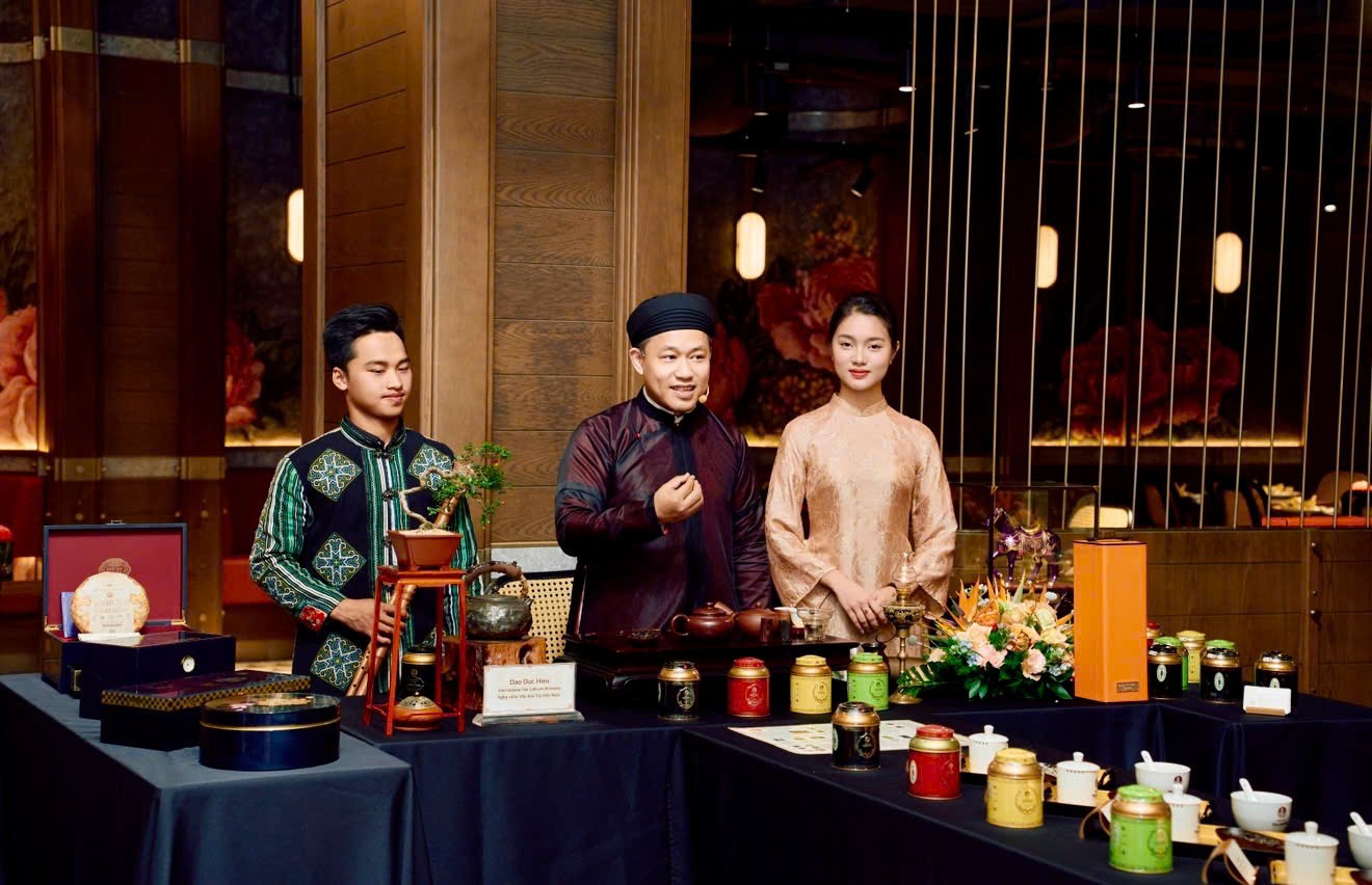 Bánh Trung thu thủ công: Khi khách sạn 5 sao hóa thành người giữ di sản