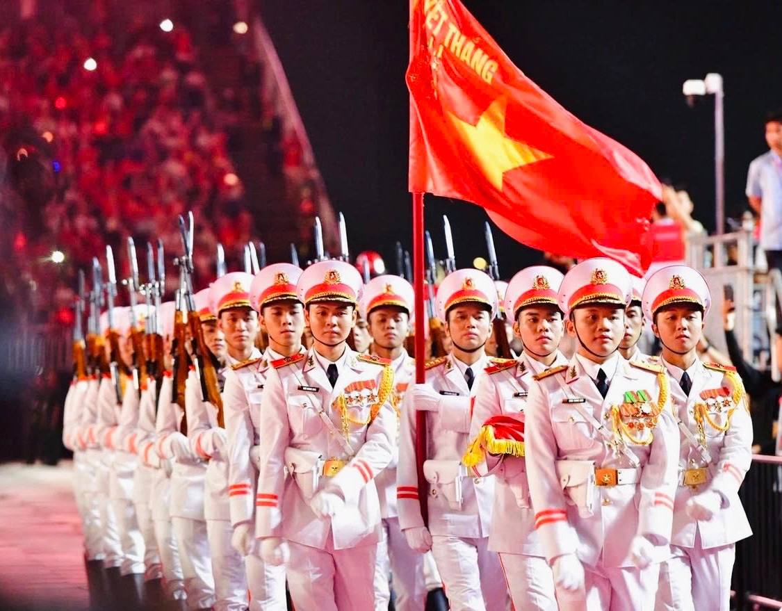 40.000 khán giả đội mưa tầm tã: Khi âm nhạc yêu nước trở thành hiện tượng văn hóa toàn quốc
