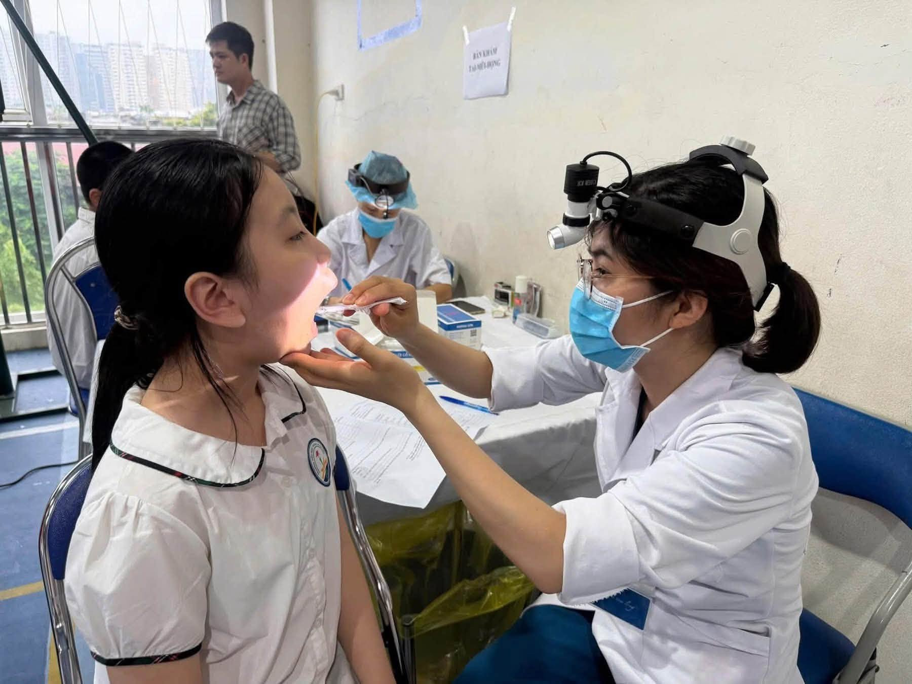 Khám sức khỏe trước khai giảng: nhìn thẳng vào cận thị, sâu răng ở học sinh
