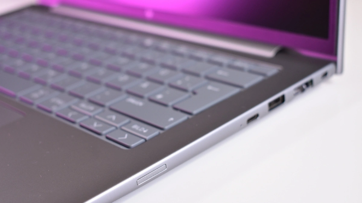 HP ZBook 8 G2a 14 vs EliteBook 8 G2a 14 AI: chọn laptop workstation nhẹ nào cho dân code và chuyên gia đa nhiệm?