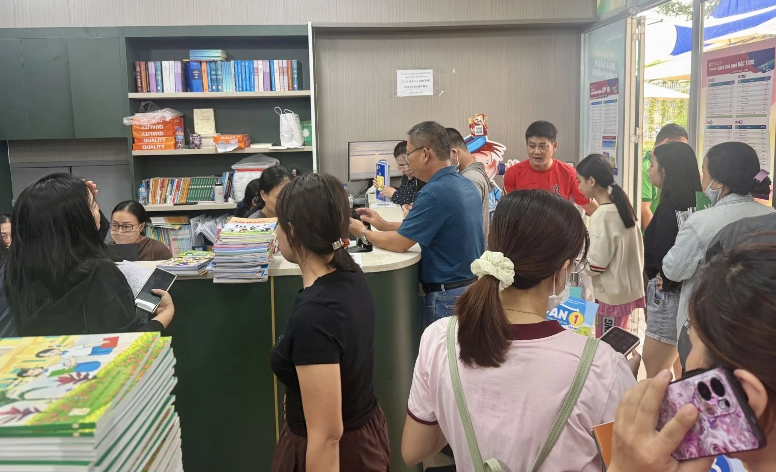 Xếp hàng mua sách giáo khoa sát khai giảng: Lỗi ở đâu?
