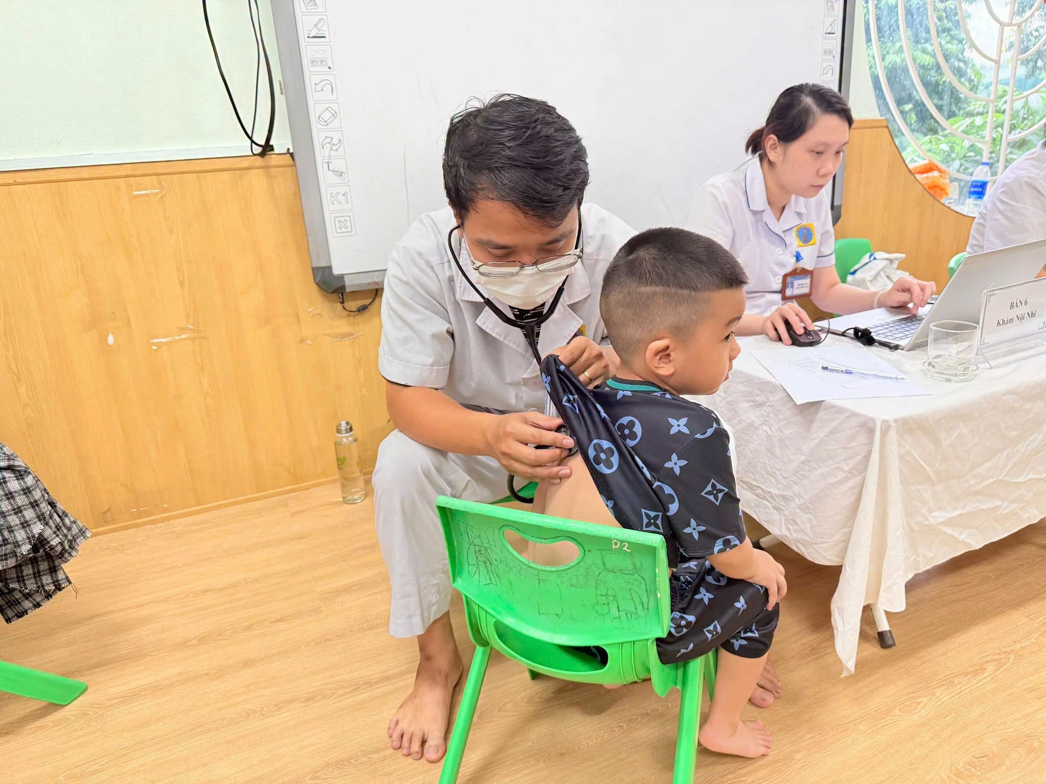 Khám sức khỏe trước khai giảng: nhìn thẳng vào cận thị, sâu răng ở học sinh