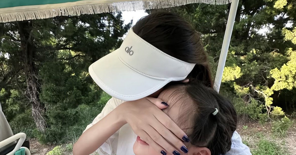 Sự vắng mặt của cha mẹ dịp lễ: vết hằn tâm lý khó xóa hơn mọi món quà